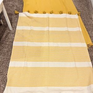 Kirklands throw blanket set